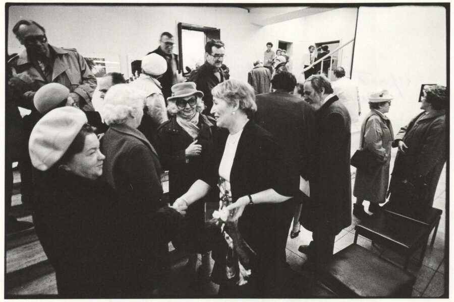 Uprostřed Vlasta Kubíčková, za ní v pozadí Věra Mikulášková